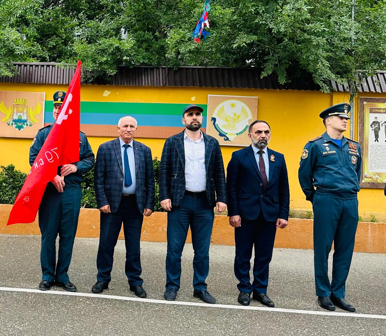 Сотрудник Миннаца РД принял участие в церемонии передачи Знамени Победы МБОУ кадетская школа-интернат «1-й Дагестанский кадетский корпус имени генерал-полковника Трошева Г.Н.» учащимся кадетских классов в г. Махачкала.